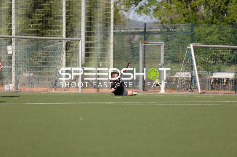 Torwart im Fokus beim Abwehrversuch