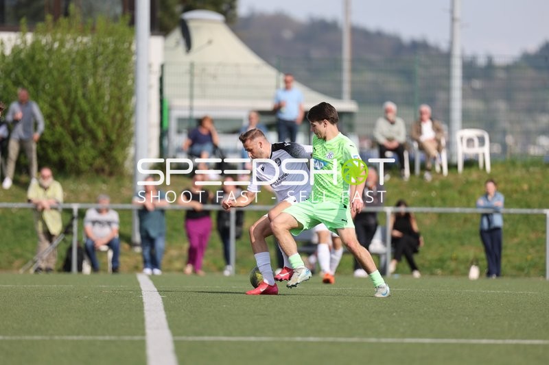 Intensiver Zweikampf auf dem Fußballfeld