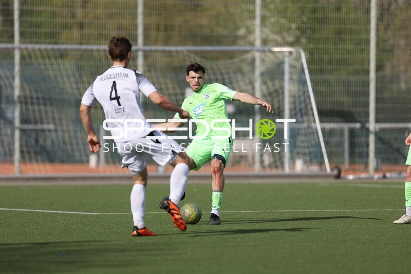 Intensiver Zweikampf im Verbandsligaspiel