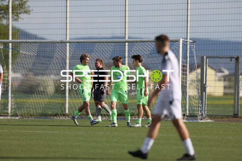 Spielergruppen vor dem Tor