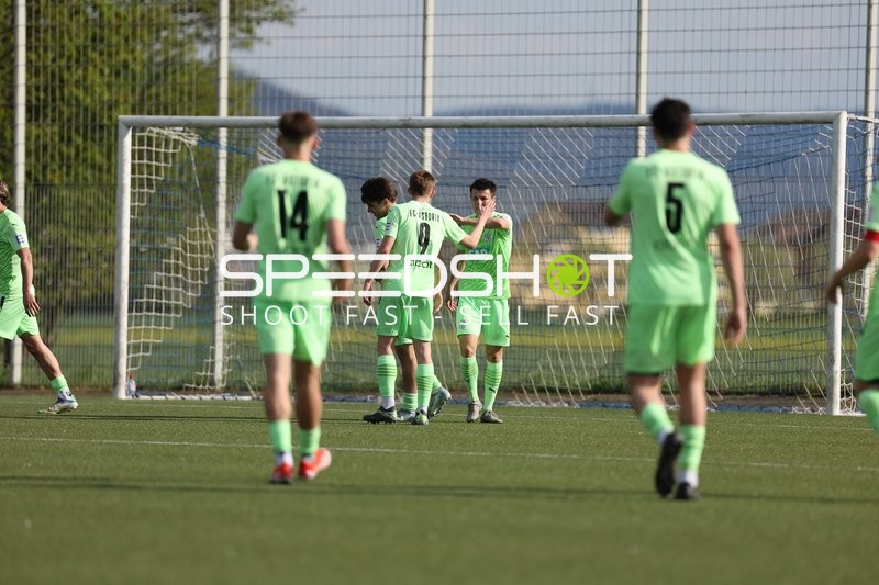 Zusammenkunft vor dem Tor