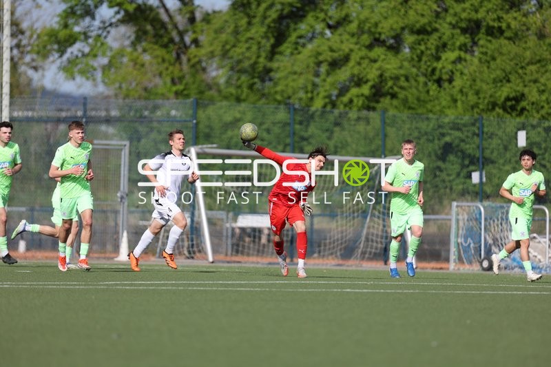 Torwart wirft Ball im Spiel zwischen FV Fortuna Heddesheim und FC-Astoria Walldorf II