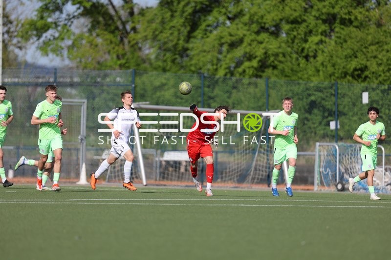 Torwart wirft den Ball ins Spiel