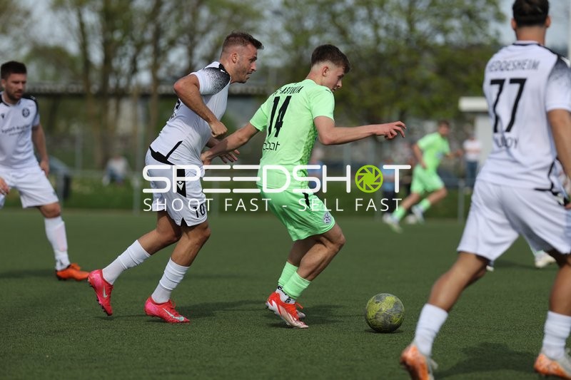 Dribbelduell in der 1. Halbzeit