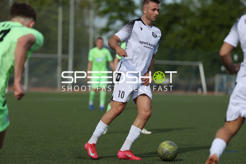 Max Mustermann dribbelt in der 1. Halbzeit