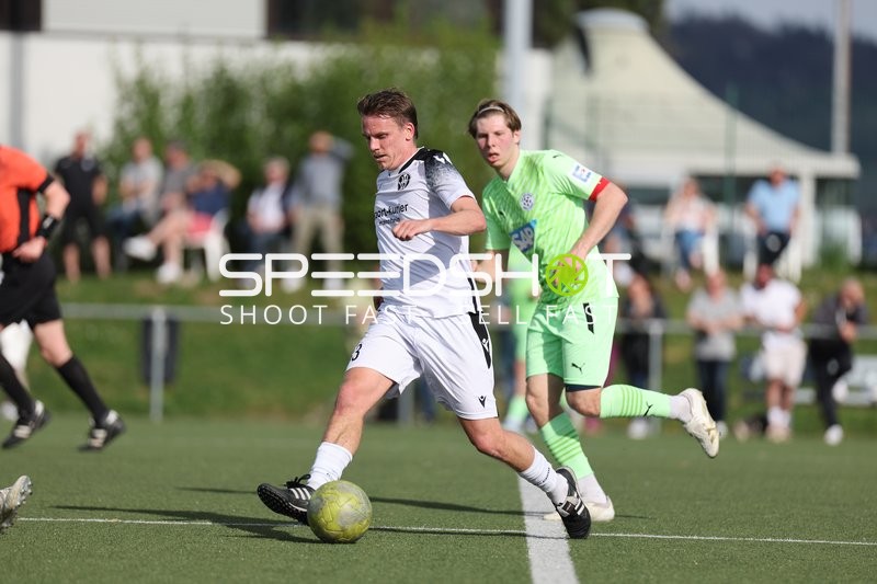 Spieler von Fortuna Heddesheim und Astoria Walldorf II im Laufduell