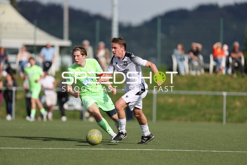 Dribbling im Verbandsliga-Spiel