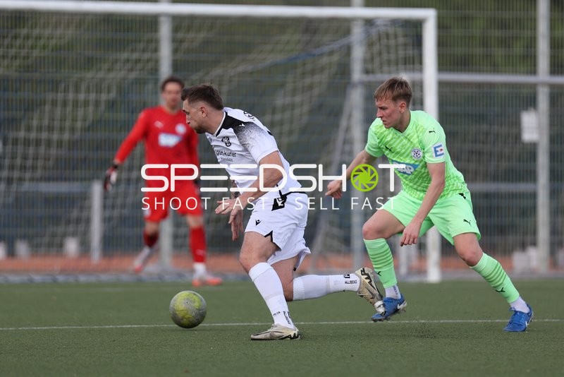 Spieler von FV Fortuna Heddesheim im Zweikampf mit FC-Astoria Walldorf II