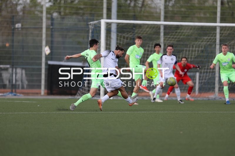 Spieler von FV Fortuna Heddesheim beim Torschuss