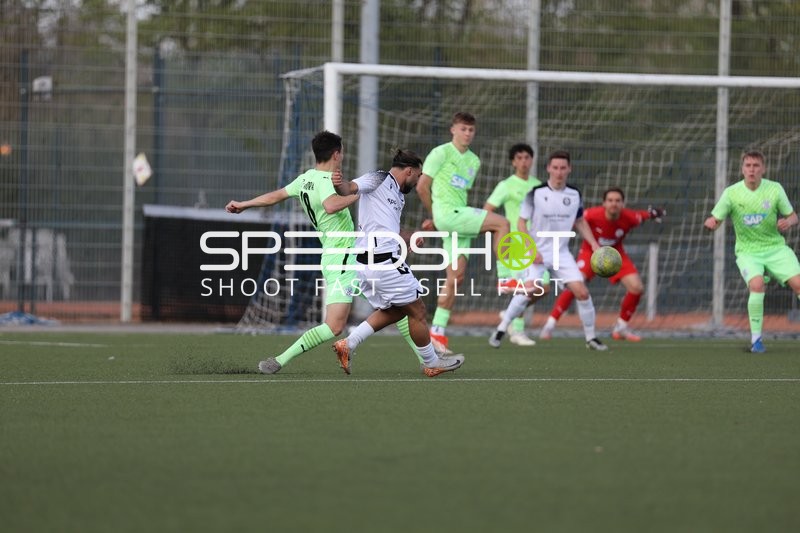 Spieler von Heddesheim mit Schuss auf das Tor