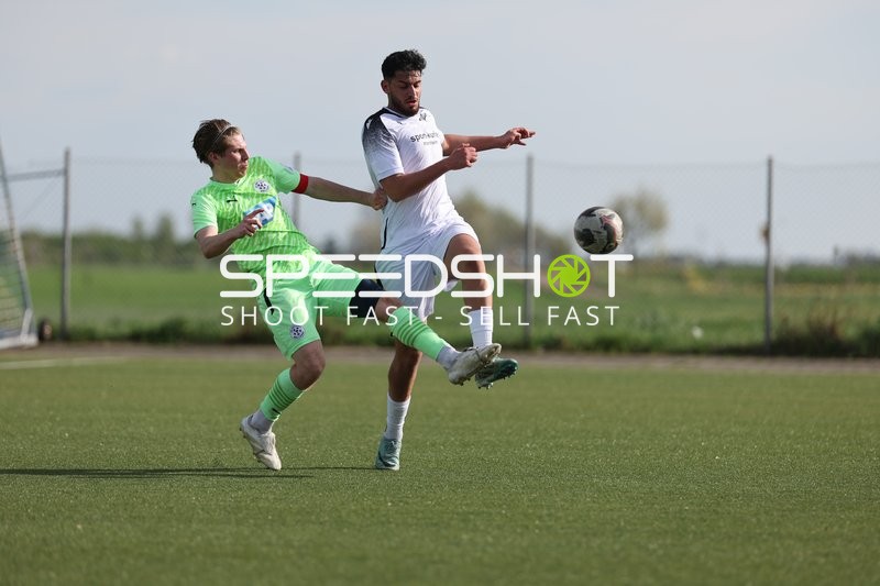 Intensiver Zweikampf im Verbandsliga-Spiel