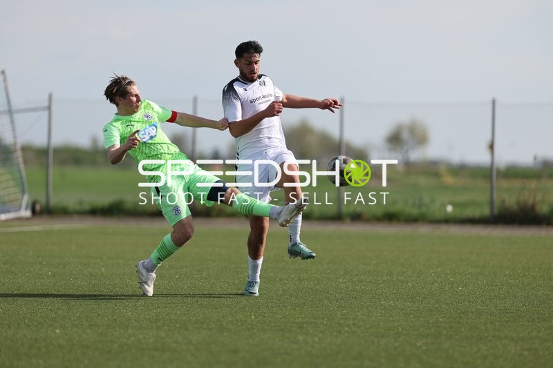 Intensiver Zweikampf um den Ball