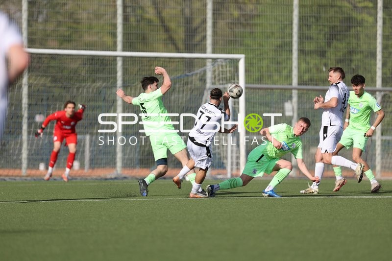 Zweikampf zwischen FV Fortuna Heddesheim und FC-Astoria Walldorf II