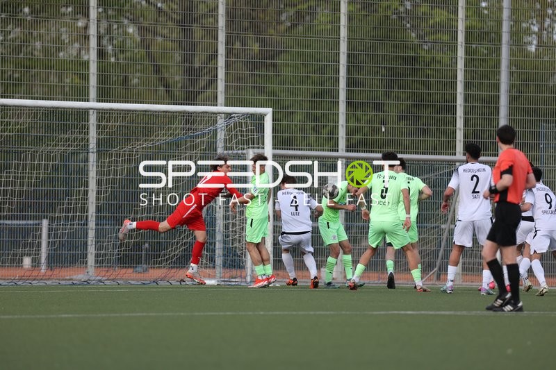 Abwehraktion im Strafraum durch FC-Astoria Walldorf II