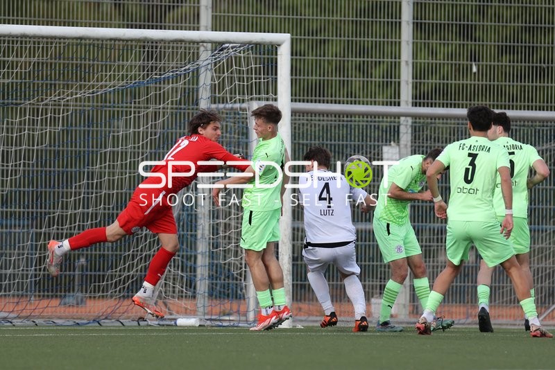 Abwehr durch FC-Astoria Walldorf II beim Freistoß