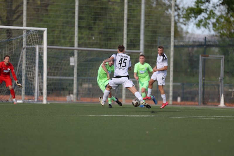 Dribbling im Spiel FV Fortuna Heddesheim gegen FC-Astoria Walldorf II
