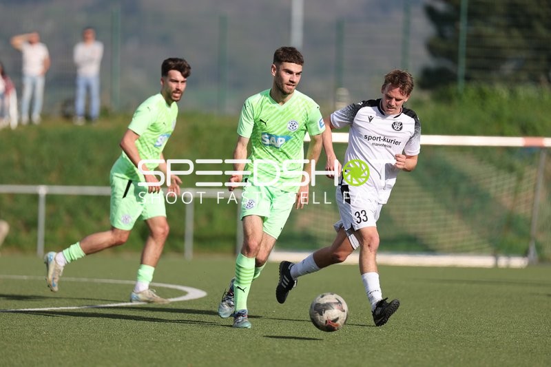 Zweikampf im Mittelfeld