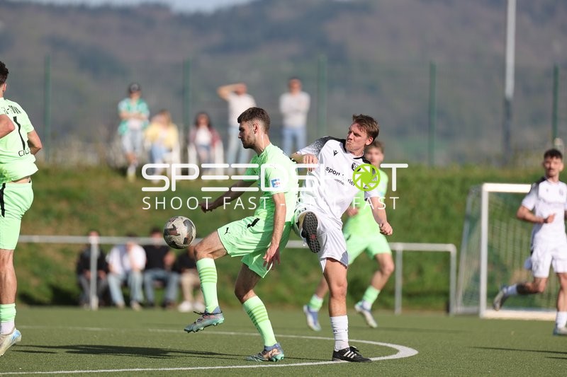 Spieler kämpfen um den Ball in der 2. Halbzeit