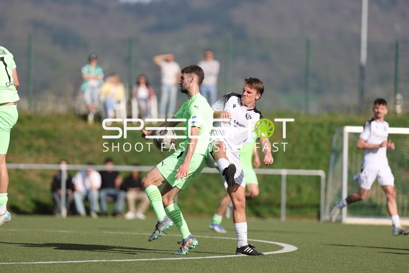 Zweikampf zwischen Spielern von FV Fortuna Heddesheim und FC-Astoria Walldorf II