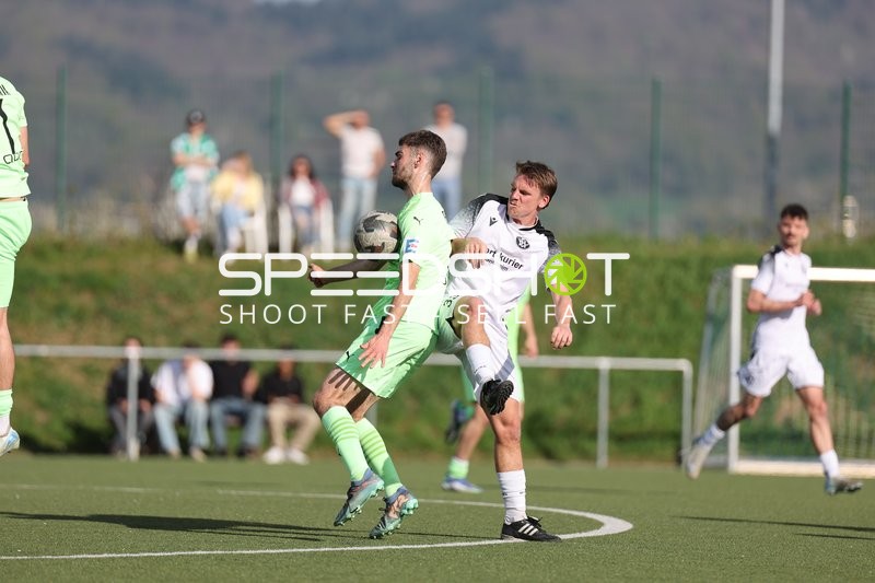 Zweikampf zwischen Heddesheim und Walldorf im Verbandsliga-Spiel