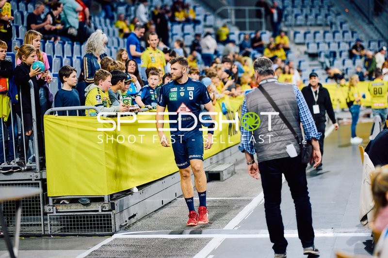 Steven Plucnar Jacobsen interagiert mit Fans