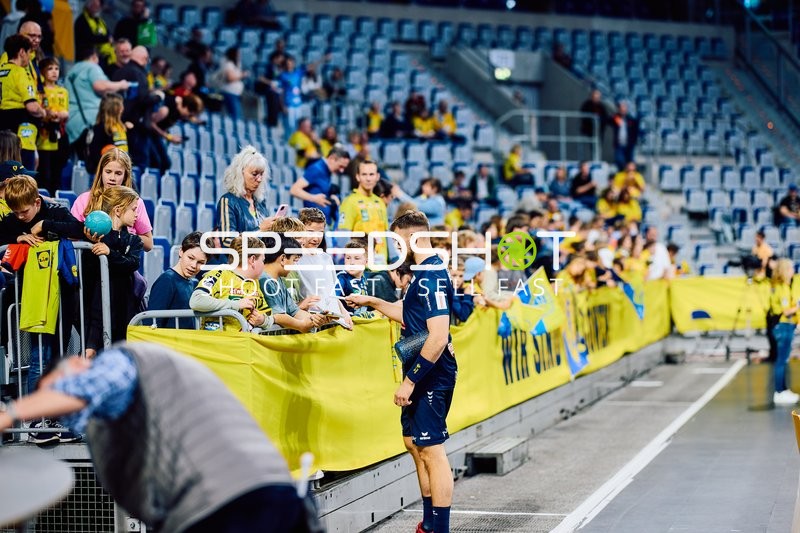 Spieler der Rhein-Neckar Löwen signiert Autogramme für Fans