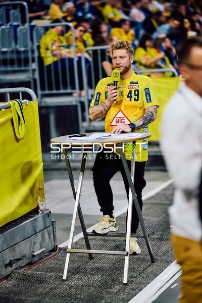 Kevin Gerwin moderiert vor dem Spiel