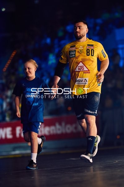 Spieler und Kind laufen ein