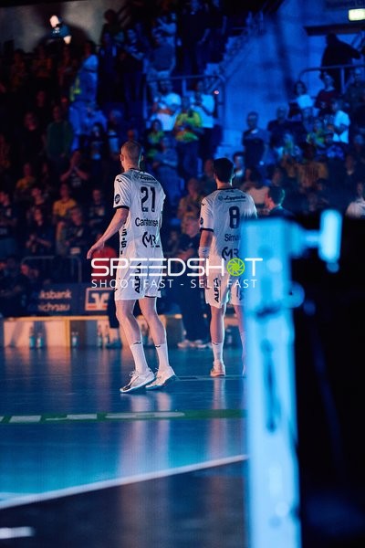 TBV Lemgo Spieler betreten das Spielfeld