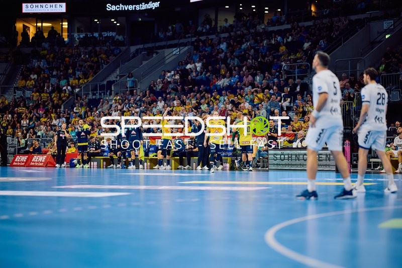 Spieler von TBV Lemgo betreten das Spielfeld