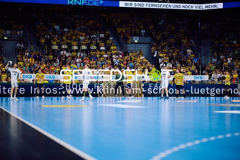 Spielbeginn vor voller Kulisse