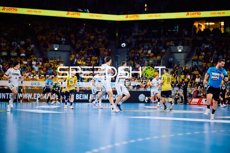 Intensiver Wurf von Rhein-Neckar Löwen gegen TBV Lemgo