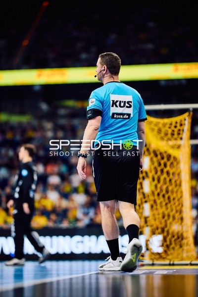 Schiedsrichter im Fokus beim Handballspiel
