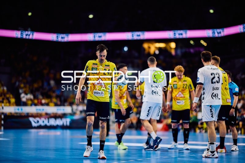 Patrick Groetzki hält den Ball in der SAP Arena