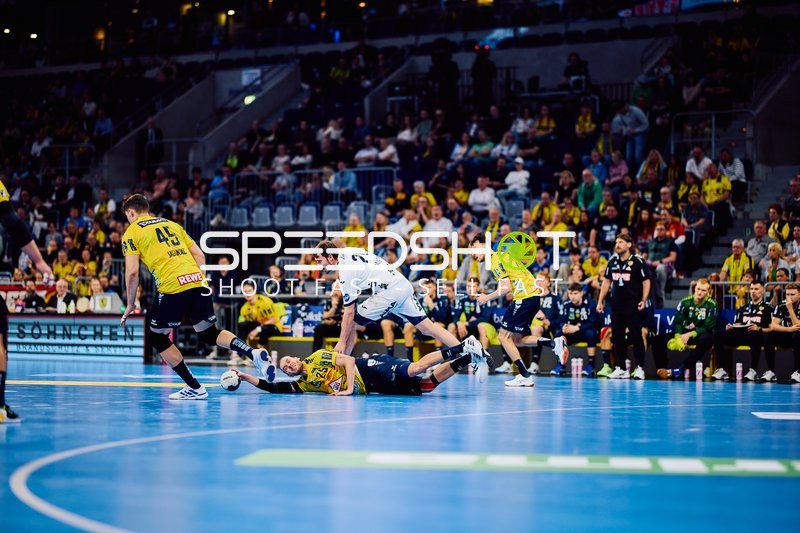 Kampf um den Ball in der SAP Arena