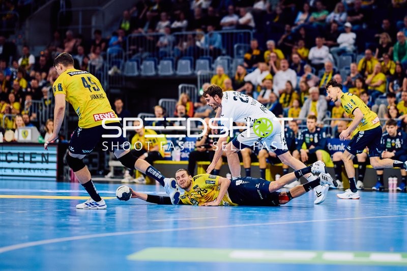Spieler fällt im Handballspiel