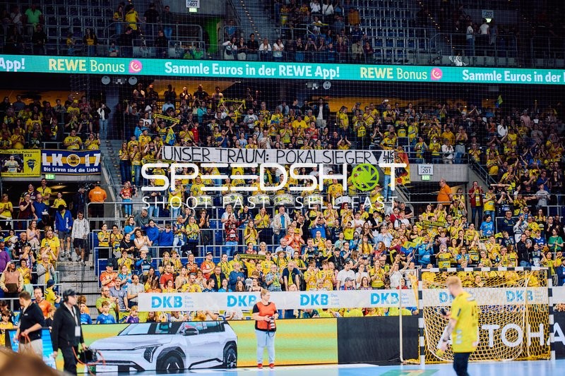 Fankurve der Rhein-Neckar Löwen unterstützt mit Pokalsieger-Plakat