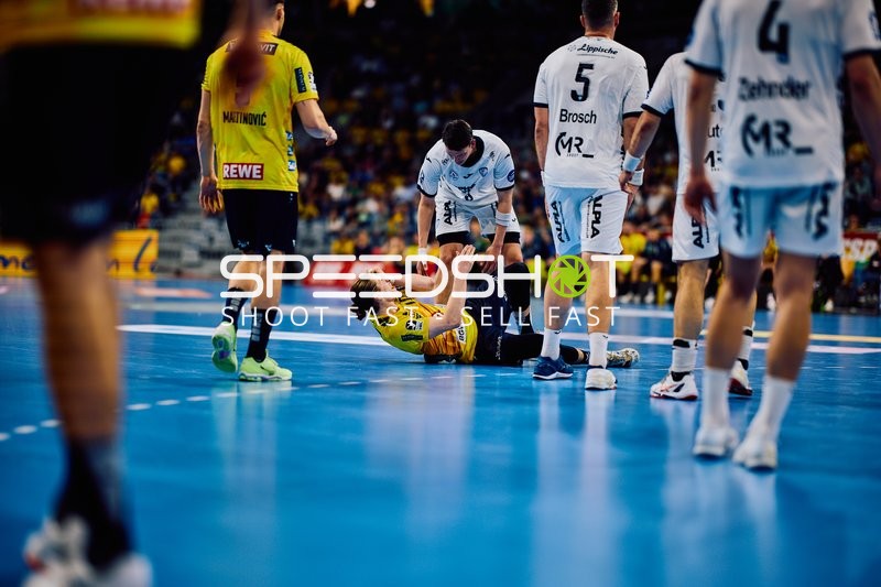 Zusammenstoß zwischen Spielern während des Handballspiels