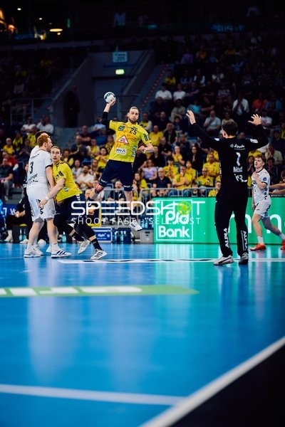 Juri Knorr beim dynamischen Sprungwurf