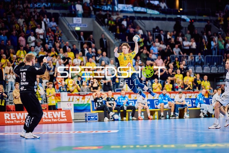 Niklas Michalski beim Wurf gegen den Torwart