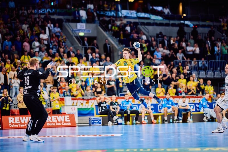 Niklas Michalski beim Sprungwurf