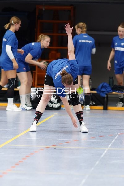 Spielerinnen von TV Edingen Damen 1 dehnen sich