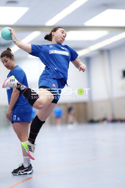 Spielerin von TV Edingen Damen 1 bereitet Wurf vor