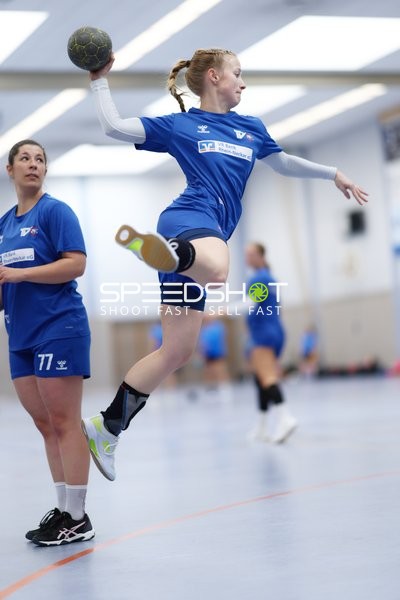 Dynamischer Sprungwurf im Handballspiel