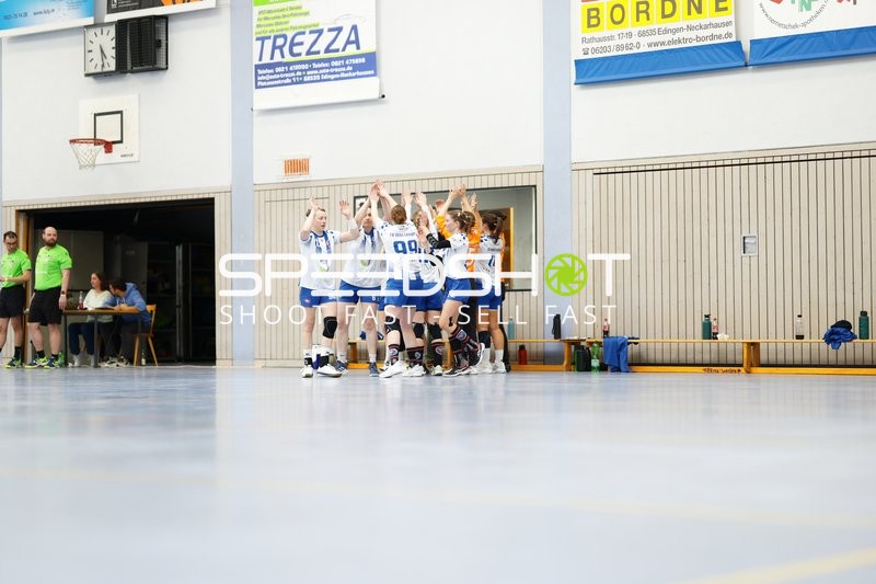 TV Edingen Damen 1 jubelt vor Spielbeginn