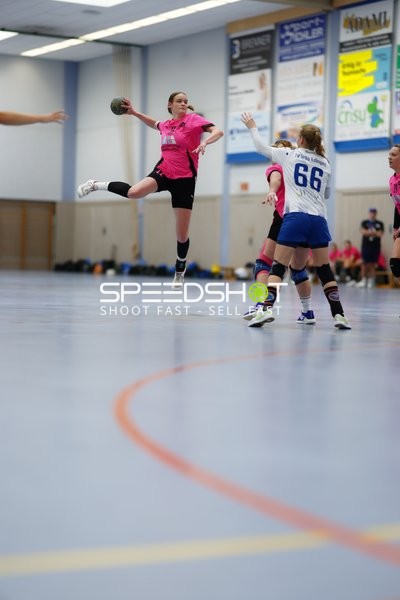Sprungaktion im Handballspiel