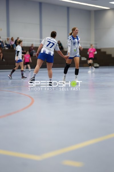 Spielerinnen von TV Edingen in Aktion während der 1. Halbzeit