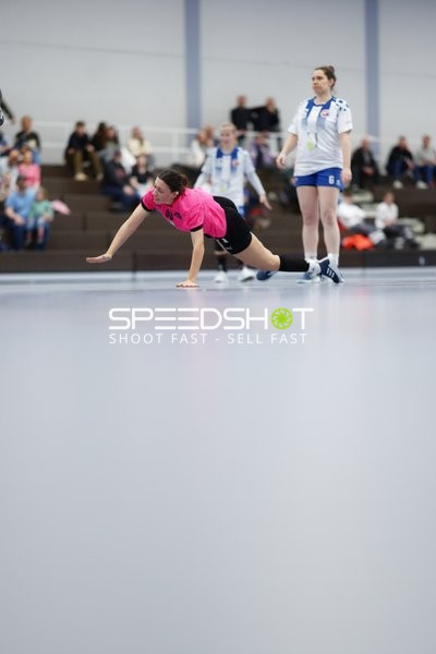 Spielerin der SG Nußloch fällt zu Boden