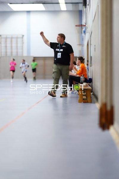 Trainer feuert Mannschaft an