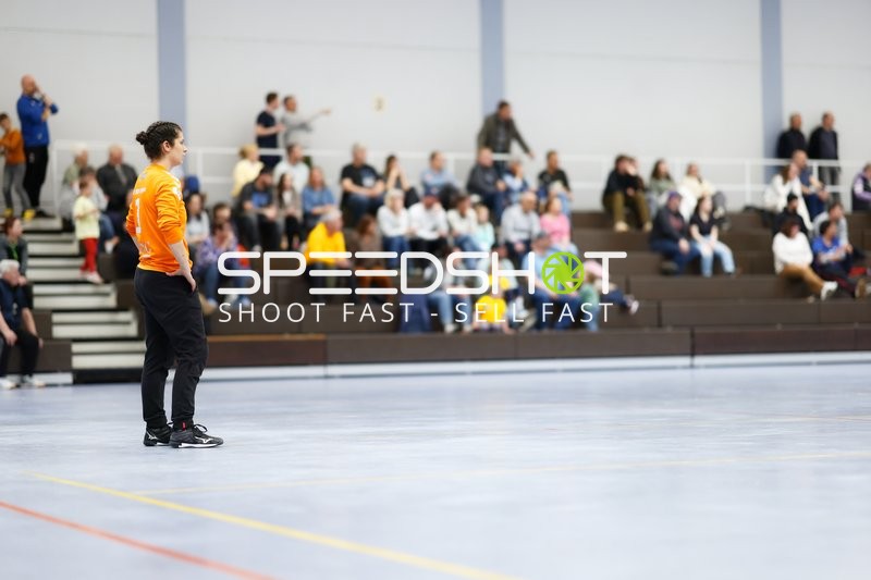 Trainer beobachtet das Spiel